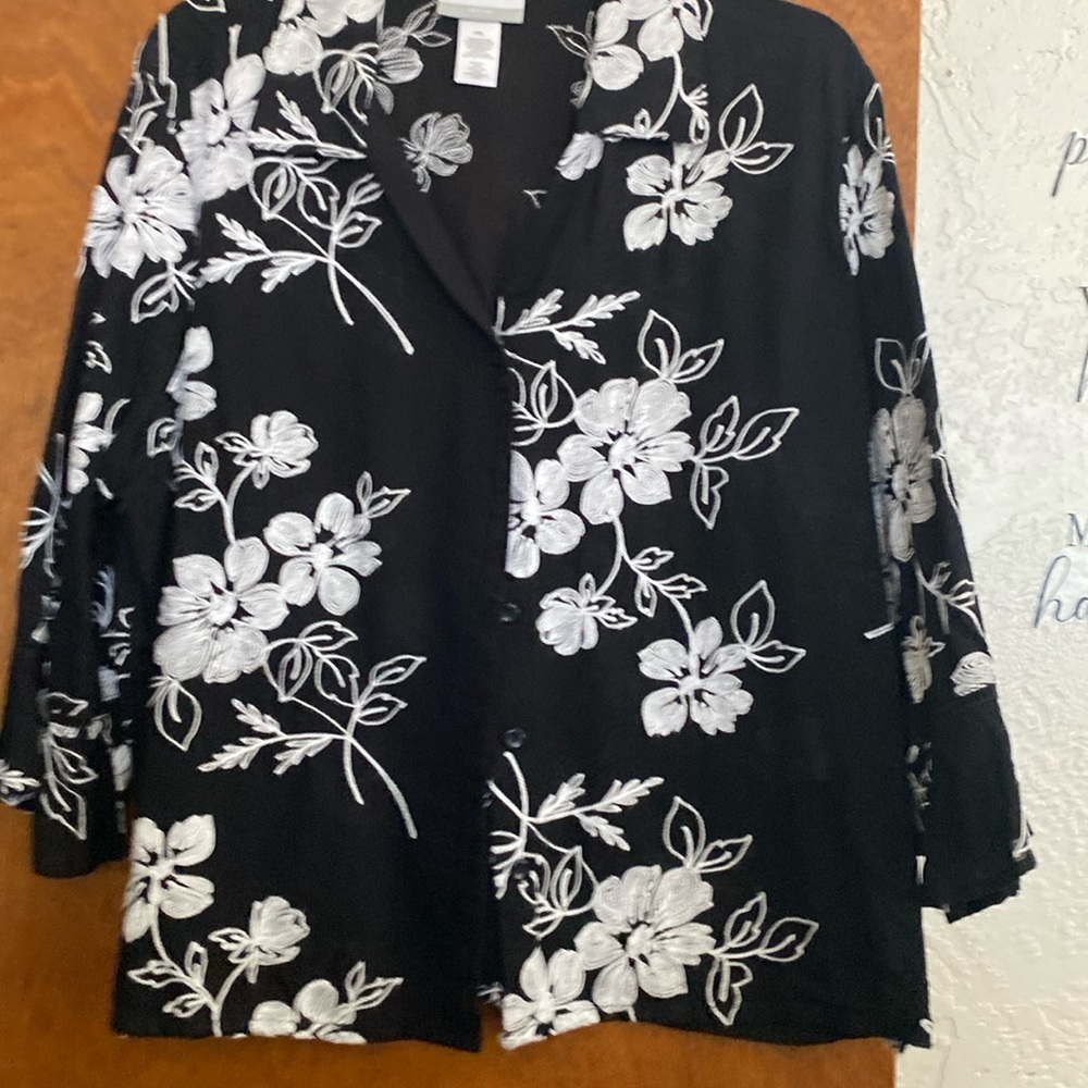Alfred Dunner black & white blouse. Size PXL. In excellent condition.